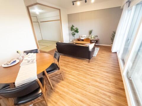 明るい光が差し込み、温かみのある空間が、毎日の生活をより豊かで楽しいものにしてくれます。