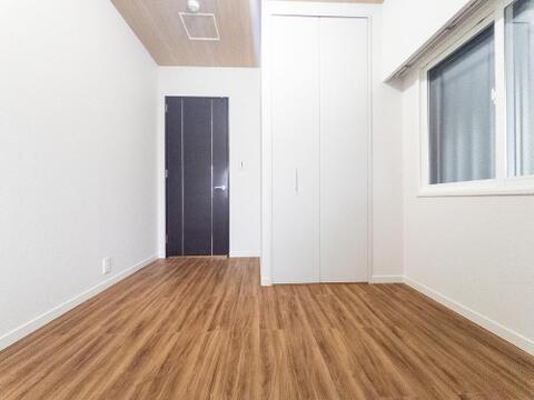 広々とした居室は、たっぷりと日差しが差し込み、ゆったりとしたくつろぎのひとときを楽しめる空間です。