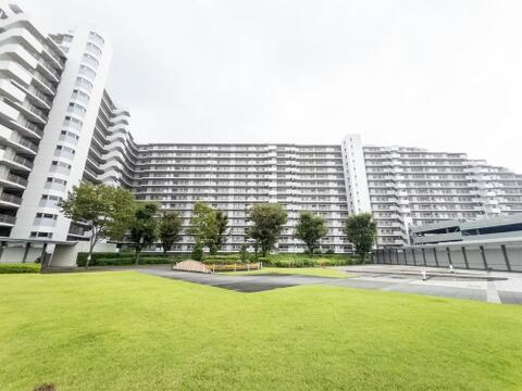重厚感のあるタイル貼りの外観。周辺環境に調和する落ち着いた佇まいが、住まう誇りを高めてくれます。