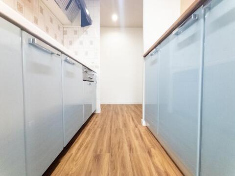 システムキッチンを新規交換。明るい自然光が差し込み、換気もしやすく、お料理が楽しくなる快適なキッチンスペースです。