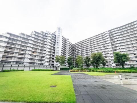 重厚感のある石造りのアプローチ。日々の帰宅を誇らしく彩る、高級ホテルを彷彿とさせる気品ある玄関口。