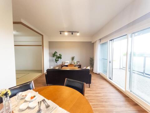 大きな窓から陽の光が降り注ぎ、開放感と温もりが広がる空間です。
