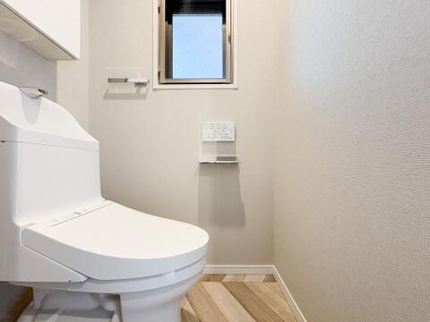 清潔感のあるトイレは、シンプルでモダンなデザインが魅力です。広めのスペースでゆったりと使えるため、毎日の生活がより快適に。綺麗だからこその心地よさを感じられる空間です。