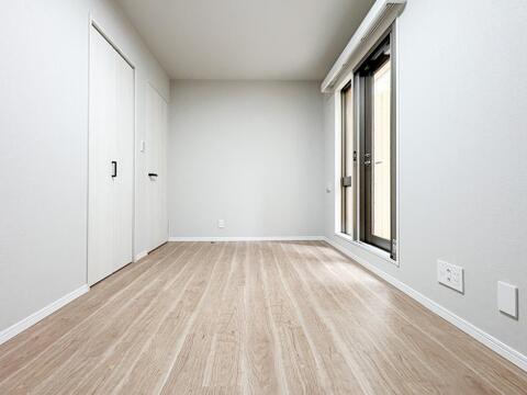 広々な子供部屋は、のびのびと過ごせる空間が魅力です。明るい日差しが差し込み、遊びや勉強に集中できる居心地の良い環境となります。お子さまの成長に合わせたレイアウト変更もしやすく、収納も充実しています。