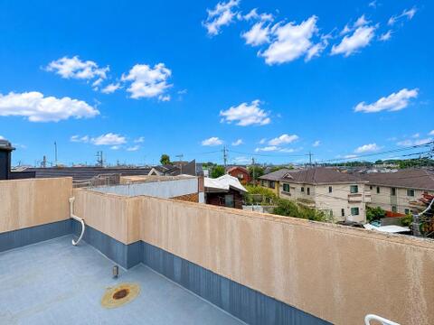 眺望が魅力の住まいで、窓からの景色が心を癒してくれます。季節ごとに移ろう風景を楽しめ、心安らぐ時間が流れる空間が広がります。毎日の生活に豊かさを与えてくれる場所です。