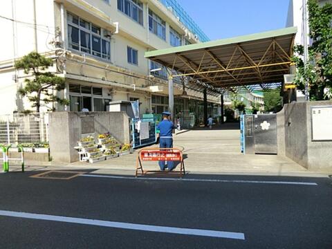 世田谷区立烏山小学校まで約714m