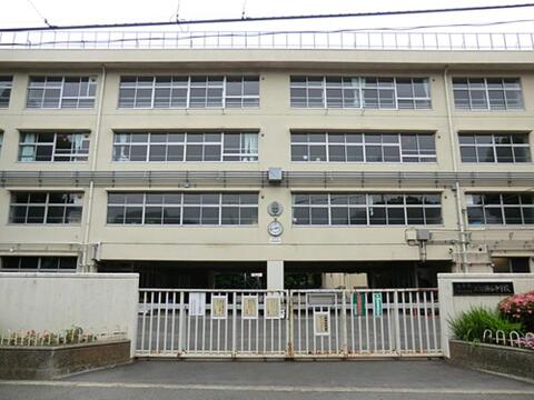 世田谷区立上祖師谷中学校まで約876m