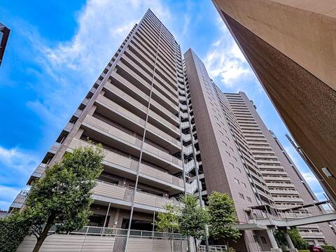 落ち着いた住宅環境に位置するマンション。周辺の街並みに馴染む外観が印象的で、穏やかで良質な住環境が日常生活にゆとりある深い安らぎをいつももたらします。