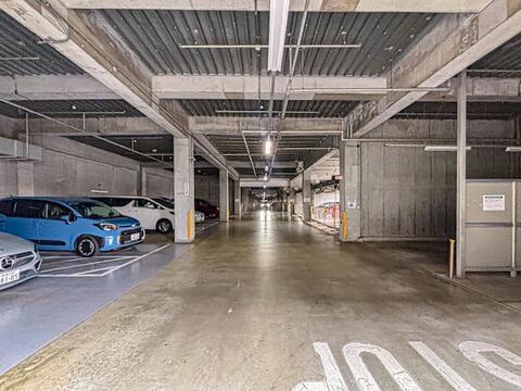 敷地内に駐車場があり、自家用車の利用がいつでもスムーズです。駐車場の設備がしっかりと整っており、車通勤や日常のドライブを毎日快適にサポートします。(空き状況は都度確認いたします)