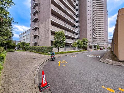 管理の行き届いたマンションは、共用部の清潔感と建物のコンディションが良好に保たれています。長く快適に暮らせる安心感のある住環境がしっかりと整っています。