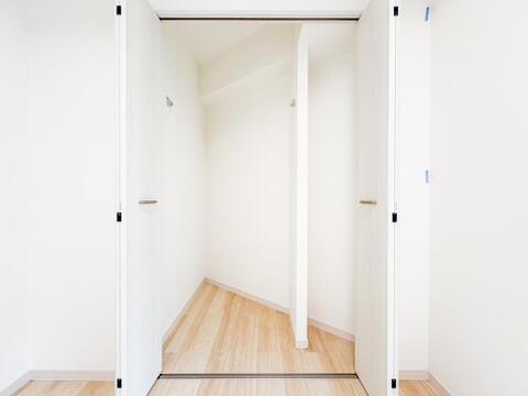 各居室に備え付けのクローゼット。衣類やシーツをしまう場所が最初から決まっているので、引っ越し初日から片付いた状態でスタートできます。