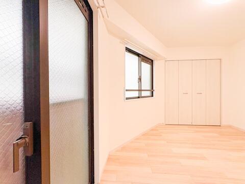 どのお部屋にいても外の明るさを感じる角部屋です。豊かな採光と眺望が楽しめるリビング。複数の窓から自然光が差し込み、日当たりと風通しに恵まれた、開放的で居心地の良い空間が気持ちよく広がります。