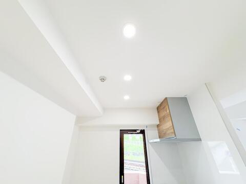 玄関や廊下、キッチン上部など室内にはダウンライトがございます。この照明だけでもとても明るく室内が照らされます。