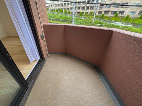 ゆとりある広さのバルコニーは、洗濯物がたっぷり干せるうれしい設備です。屋外の空気を感じながらくつろげるスペースとしても活用でき、生活の幅が広がります。