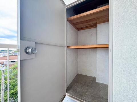 建物内部の収納には拘りました。共有部分に設けた収納。お荷物が多い方にも安心です。