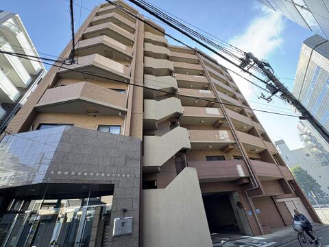 スタイリッシュなデザインが目を引く集合住宅です。1階には駐車場を完備しており、お子様との外出や買い出しにも便利。ご家族の暮らしを快適に彩ります。