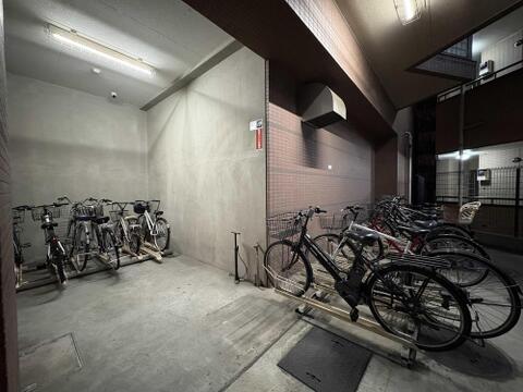 雨の日も安心の屋根付き駐輪場を完備。お子様の送り迎えや週末のサイクリングなど、自転車ライフを快適にサポートします。