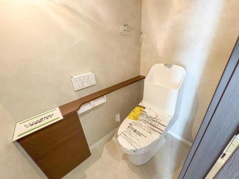 最新の節水型トイレに交換。環境に優しく家計にも配慮したエコ仕様と、清潔感あふれるデザインが、毎日を快適にします。