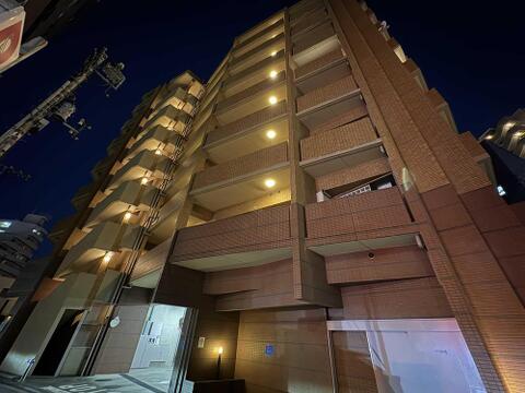 夜空に美しく佇む、モダンな外観デザイン。温かい光が灯るエントランスは、ご家族の団らんを優しく包み込みます。