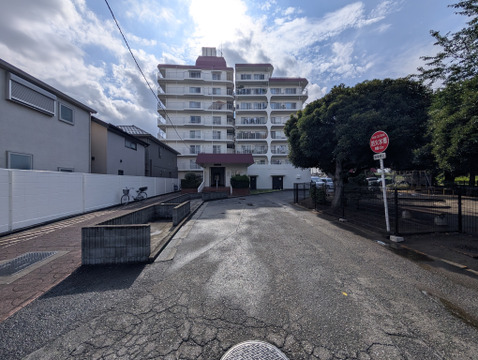 鉄骨鉄筋コンクリート造(SRC造)のマンション。RC造よりさらに高い強度と耐震性を備え、主に高層マンションに採用される構造です。長期的な住み心地を支えます。