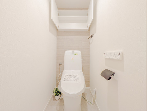 上部にトイレットペーパーや清掃用品をスッキリと収納できる吊戸棚を完備したスマートなトイレです。