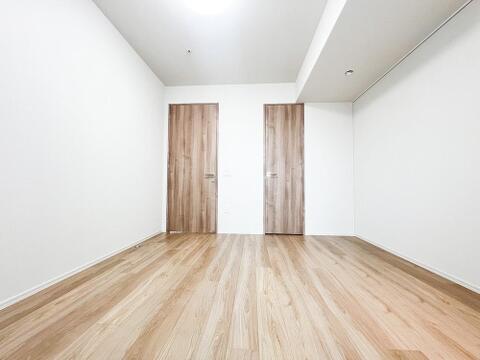 木の質感が美しい扉がアクセントのシンプルな洋室。デッドスペースが少なく、ベッドやデスクなどの家具配置がしやすいレイアウトとなっています。