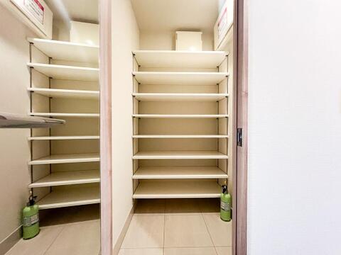 靴をそのまま履いて出入りできるシューズインクローゼット。高さ調整が可能な可動棚を備え、靴だけでなく傘やゴルフバッグなどもすっきりと収納できます。