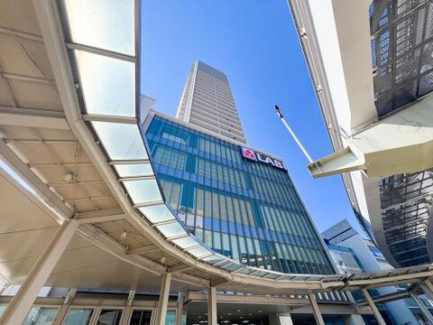 立川駅直結のランドマークタワー。駅からは屋根付きのペデストリアンデッキで雨の日も濡れずに移動可能です。商業施設も併設された利便性の良いロケーションです。