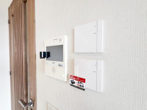 リビングダイニングには温水式床暖房を完備。温風が出ないためホコリが舞い上がらず、乾燥を抑えながら足元から部屋全体を優しく温めます。寒い季節も快適に過ごせます。