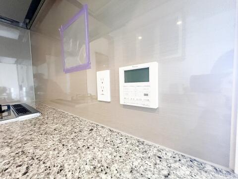 調理中にも手軽にお湯張り操作ができるキッチンリモコンを設置。お手入れしやすいパネル壁面と、重厚感あふれる天然石天板が上質な調理空間を演出します。