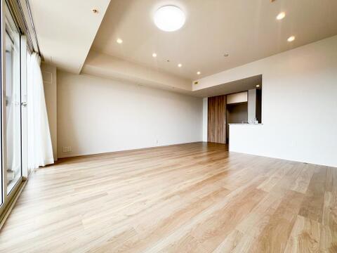 木の温もりが感じられるナチュラルなフローリング仕様。対面式キッチンから会話が弾み、家族やゲストとの空間を快適に繋ぎます。