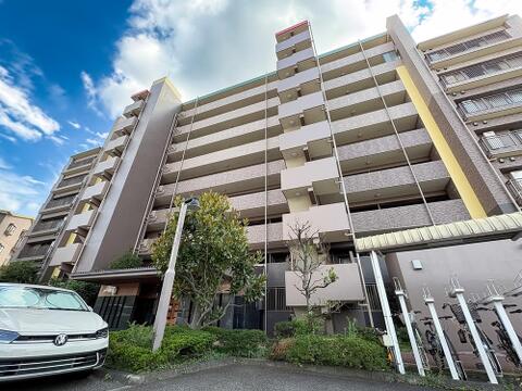 青空に映える大規模マンション。管理体制が整い、植栽の緑が住まう人に癒やしを与えてくれます。