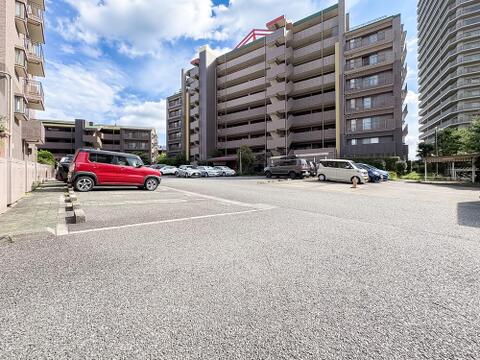 敷地内には平置き駐車場を確保。ゆとりあるスペースで大きなお車でもスムーズに出し入れ可能です。