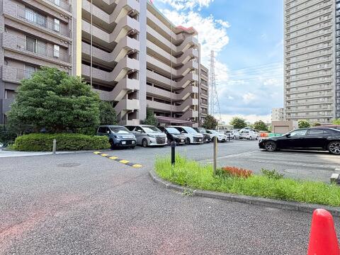 緑豊かで車通りにも配慮された安全な敷地内アプローチ。居住者の安心と歩きやすさに配慮された設計です。