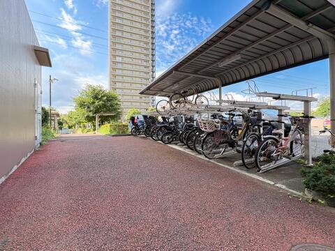 屋根付きで雨の日も安心の駐輪場。ラック式で綺麗に整理・管理されており、出し入れもスムーズです。