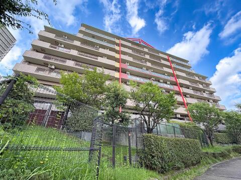 豊かな緑の植栽に囲まれた開放感あふれる住環境。陽当たり良好で陽光が心地よく差し込む佇まいです。
