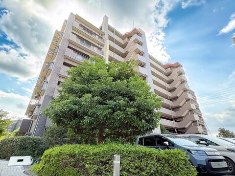 豊かな植栽の緑が彩る重厚感のある外観。自然の優しさと都市の暮らしやすさが調和した美しい住環境。