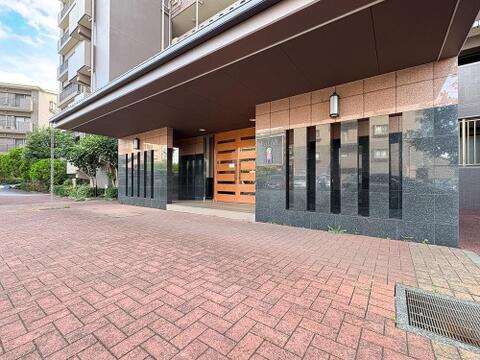 大きなキャノピー(庇)を備えた重厚感ある車寄せ。雨の日の乗り降りや荷物の積み下ろしもスムーズです。