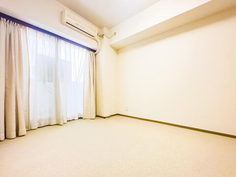 ホワイトベースの居室は、飽きが来ず家具やレイアウトが映えるお部屋です。バルコニーに出ることができます。室内(2026年8月)撮影
