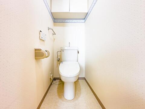温水洗浄便座完備のトイレスペース。ついつい考え事をしてしまうほど落ち着く空間です。室内(2026年8月)撮影
