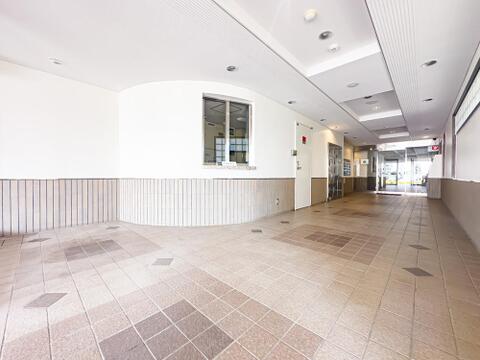 小さいお子様や女性にも安心なオートロック付き物件。セキュリティ面は住まう上で大切なポイントです。宅配ボックス、AEDを完備しております。(2026年8月)撮影