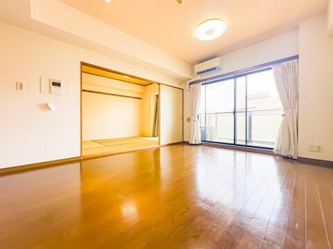 日当たり良好なLDKは、温かな陽光と爽やかな風が通り抜ける安息の住空間。帰ってきたくなる場所、安心できる場所として住まいにおける役割は重要です。室内(2026年8月)撮影