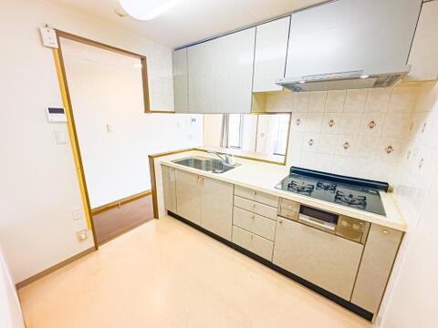 毎日のお料理をするにあたって、キッチンの機能性は重要事項。豊富な収納力を誇る収納を上下に完備した、使い勝手の良いキッチンです。室内(2026年8月)撮影