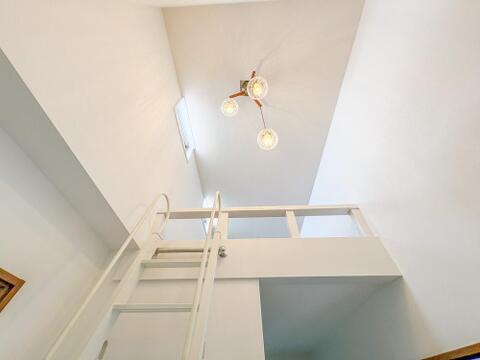 2階のお部屋上部に設けたロフトスペースは、収納としての用途はもちろん、小さな書斎や秘密基地といった楽しみが出来る、スペシャルな空間です。