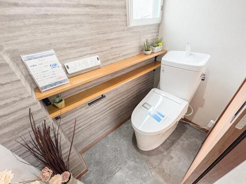 トイレ関係の設備も一新されています。もちろん温水洗浄機能付き便座です。気になる水周り関係が新しくなっていると、気持ちよく新生活が始められますね。