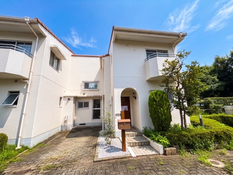 住まいは閑静な住宅街に立地しています。心地よい太陽のぬくもり、爽やかな風、静かな環境という、こんな場所で暮らしたかったが叶う立地です。
