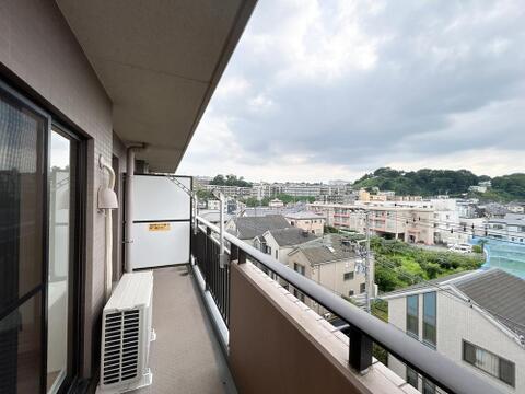 バルコニーからの眺望は開放感もございます。晴れた日には明るい陽光と、清々しい風が優しく通り抜けるポジションに設置。