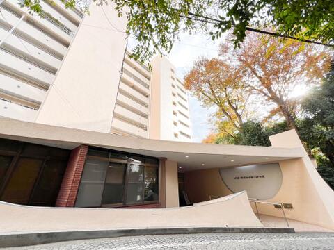 「緑に囲まれた重厚な外観」スロープ付きアプローチで車椅子やベビーカーの移動も安心です。