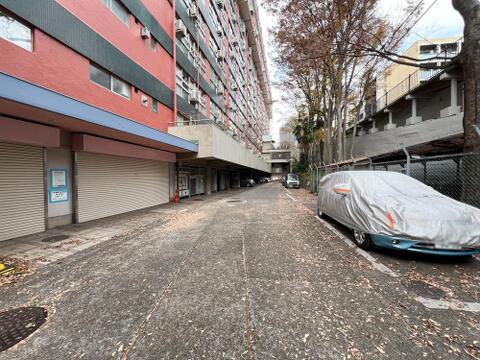 「ゆとりある敷地内通路」お車の出し入れや日々の敷地内移動もスムーズに行える広さです。