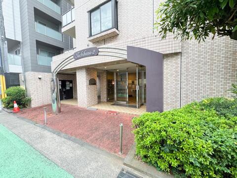 レンガ調の壁と豊かな植栽が、ご家族の帰宅を温かく迎えます。毎日を快適に過ごせる、安心感のある住まいです。